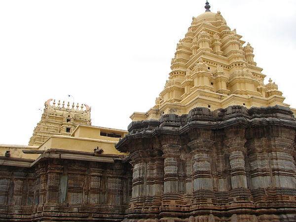 కోలార్ పట్టణంలోని ఆలయాలలో కొలరమ్మ ఆలయం మరియు సోమేశ్వరాలయం ప్రధానమైనవి