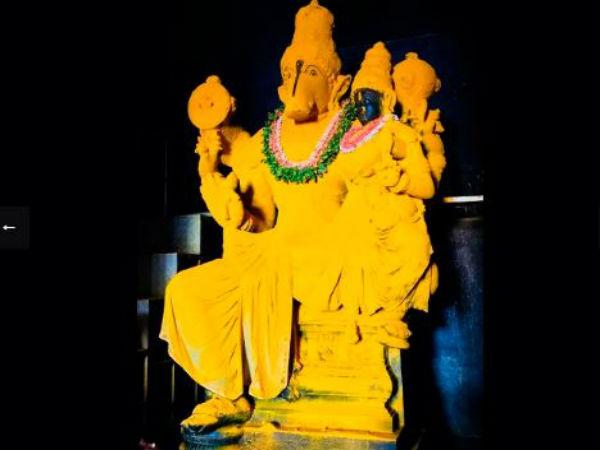 విగ్రహం యొక్క కుడివైపు, కుడి చేతిలో సుదర్శన్ చక్రం,