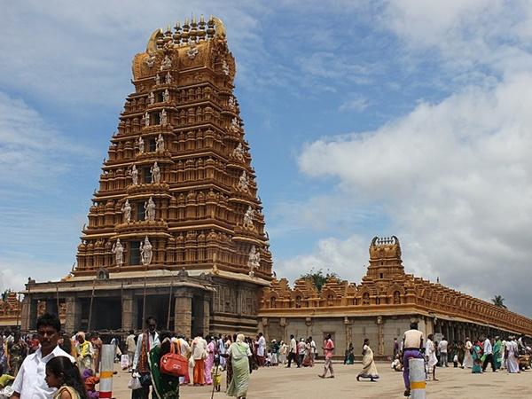 ఆలయ నిర్మాణశైలి ఆనాటి శిల్పకళా వైభవాన్ని అద్భుతమైన రీతిలో