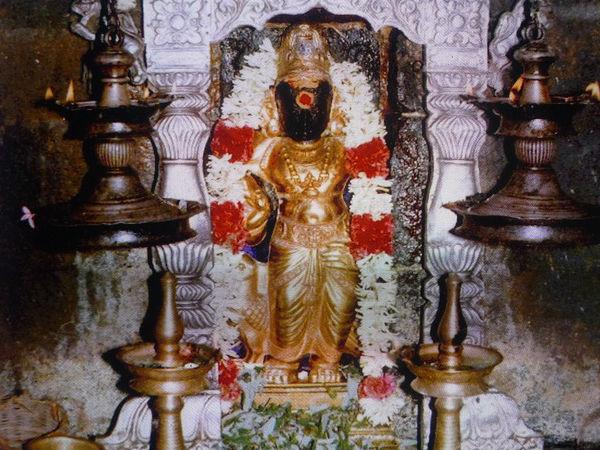 శనీశ్వరుని దర్శించుకొని తరువాత అమ్మవారిన దర్శించుకోవాలి