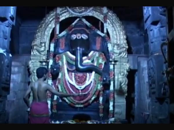 విగ్రహం చాలా ఏళ్ల పాటు బహిరంగ ప్రదేశంలోనే పూజలు