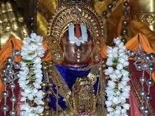 వొడయార్ కుటుంబం బంగారు మరియు రత్నాలు-నిండిన ఆభరణాలు విరాళం