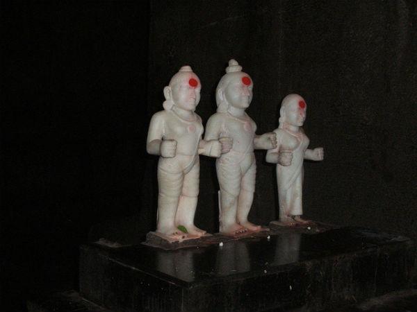 విగ్రహాలు నిలబడి ఉండటం ఒక రహస్యంగా ఉంది.