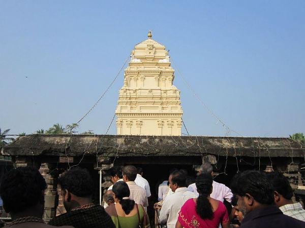 ప్రధాన ప్రవేశ ద్వారాన్ని సూర్యద్వారం అంటారు.