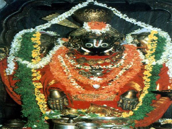 మూర్తి స్ఫటికకాంతి గల శరీరంతో