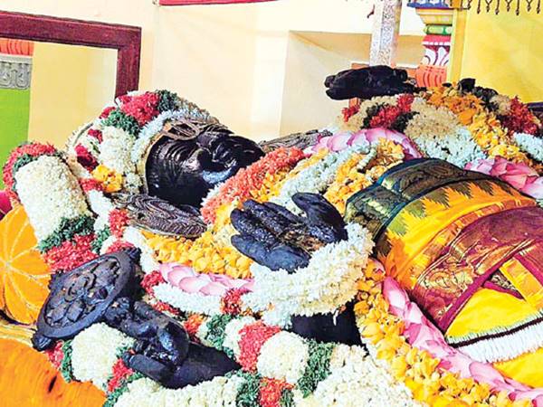 ఈ మూర్తికి యుగయుగాలుగా అర్చనాదులు జరుగుతూ వస్తున్న క్రమంలో