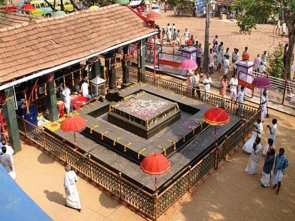 వంద ఎకరాల పొలాన్ని ఆ ప్రాంత వాసులకు దానం చేశాడు