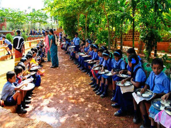 రాక్ గార్డెన్ లో స్కూల్ విద్యార్ధుల పిక్నిక్