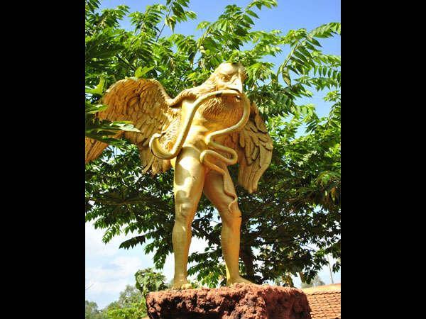 ఆధునిక కళల ప్రతిమ గరుత్మంతుడు.