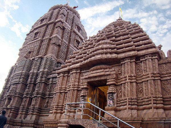 65 అడుగుల ఎత్తైన పిరమిడ్ నిర్మాణం