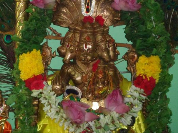 పిల్లలు లేని వారు మొక్కు చేసుకుంటారు.