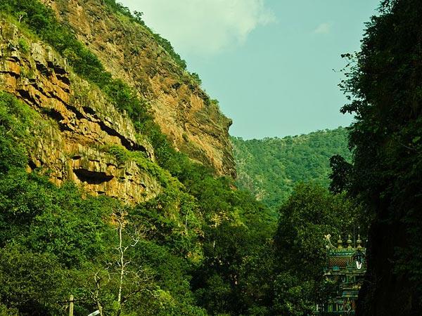 పూర్వం రెక్కలు గల మలయ పర్వతం ఆకాశ మార్గాన