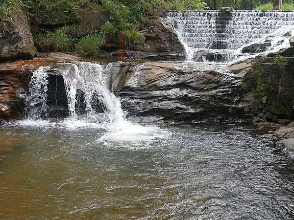 సత్పురా పర్వతశ్రేణుల్లో ఎక్కడికక్కడ కనిపించే జలపాతాలు