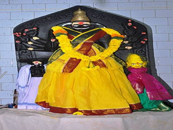 ఈ ఆలయంలో ప్రతిష్టించిన శివలింగాన్ని నేరుగా కాశీ నుండి