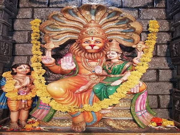 ఈ ఆలయం పైకప్పుగా ఉన్న పెద్దబండపై