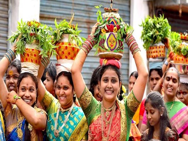భోజనం అని అర్థం కలిగిన బోనం దేవికి సమర్పించే నైవేద్యం