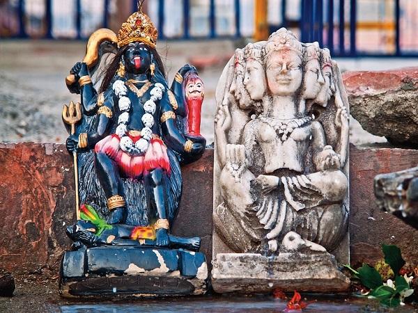 గర్భగుడిలో జయదుర్గ త్రిపుర సుందరీదేవీ అమ్మవారు