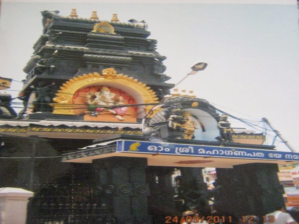 ఆలయ గోపురానికి నల్లరంగు వేయడంతో