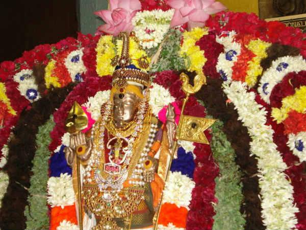 ఆగమన శస్త్ర పద్ధతిలో పూజలు జరిపించడం ఈ ఆలయం ప్రత్యేకత