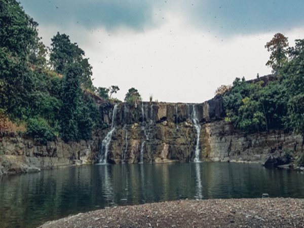 ఒక వైపు సహ్యాద్రి పర్వతాలను ఆనుకుని ఉన్న