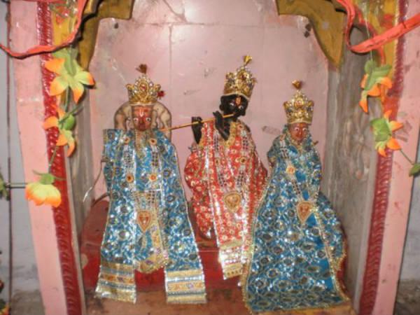 వేంకటేశ్వరుడి విగ్రహాన్ని పోలిన నల్లని విగ్రహం చూడటానికి మనోహరంగా ఉంటుంది.