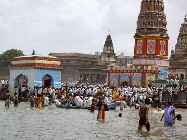 భీమా నదిలో పవిత్ర స్నానాలు