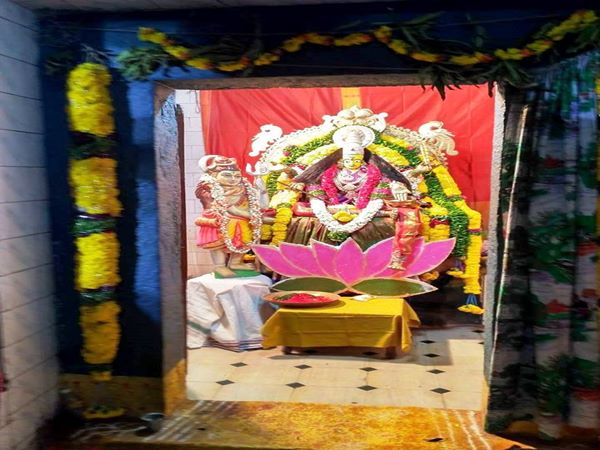 శ్రీ కాశీ విశ్వేశ్వరస్వామి వారి విగ్రహంతో పాటు