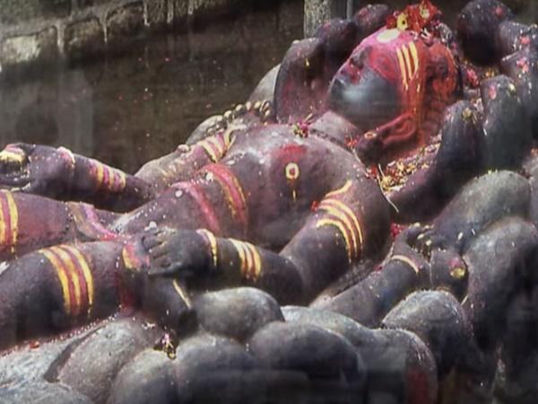 ఈ ఆలయంలో సూర్యుడు, వినాయకుడు, విష్ణుమూర్తి ప్రతిమలు