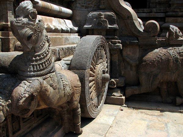 రధం ఆకారంలో ఉండే ఆలయానికి రాతి చక్రాలు