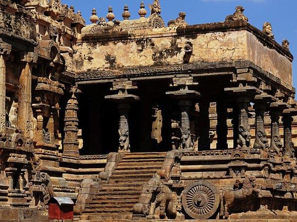 ఆలయం ద్రావిడ నిర్మాణ శైలి