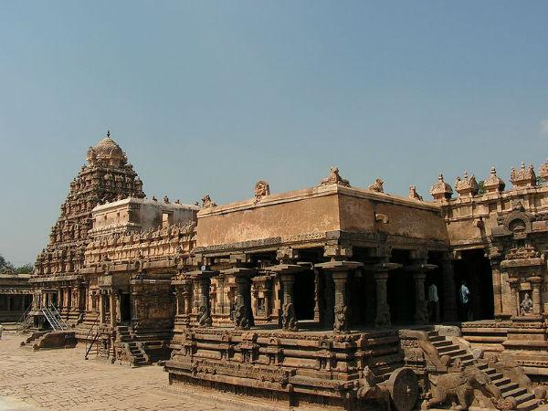 అమ్మవారి ప్రతిమలో ముక్కుపుడక రంధ్రం నుంచి