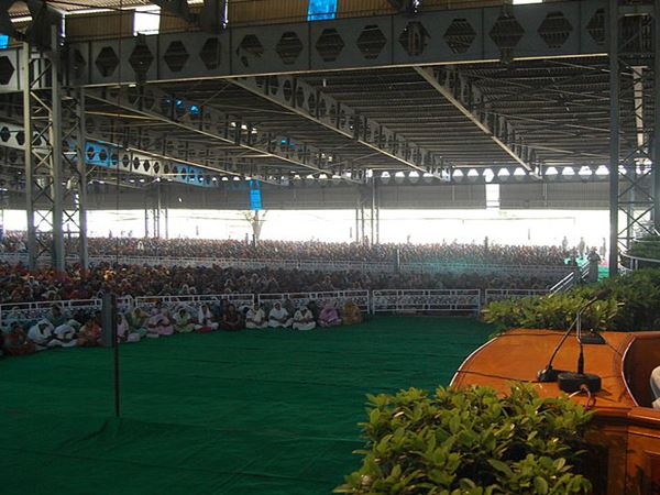మరో ప్రసిద్ధ ధార్మిక సమూహం రాదా స్వామిలకు కూడా