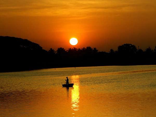 సూర్యోదయం మరియు సూర్యాస్తమయం ఇక్కడ చూడండి