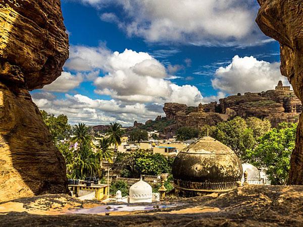 4) బాదామి కోట: