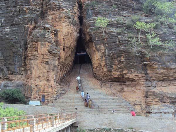 రహస్యాల నిలయం... గుత్తికొండ బిలం!