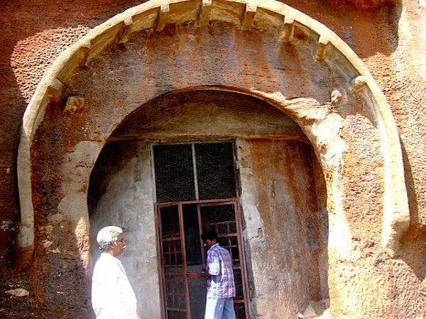 అక్కడి గుహాలయాలవలే దర్శనం..