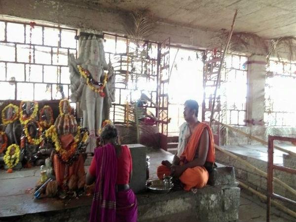 కొండ గుహలో ఇరుకైన మార్గంలో..